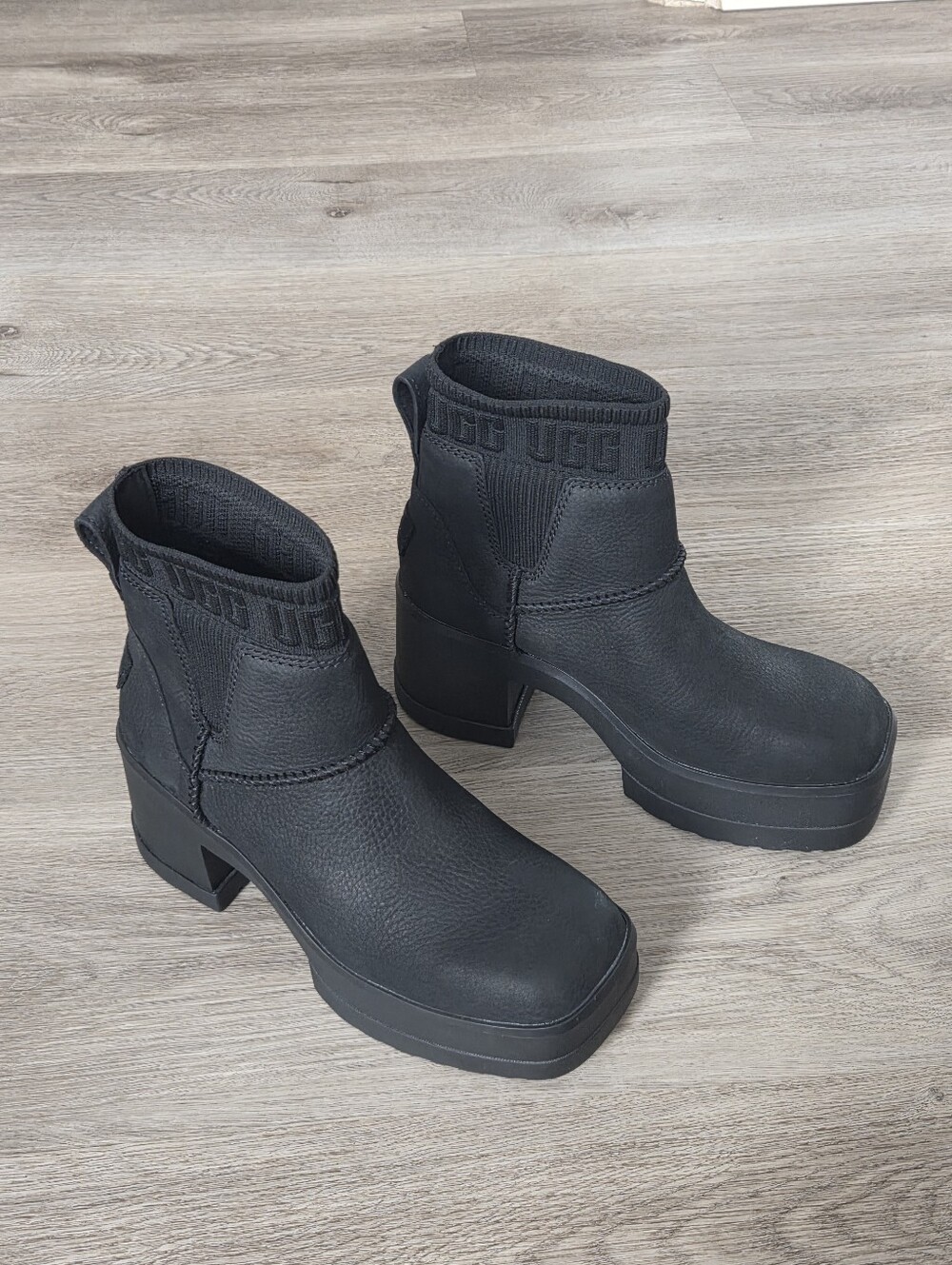UGG Moxy Chelsea Platform Boots Black Size 6.5 1171475 - Picture 2 of 7